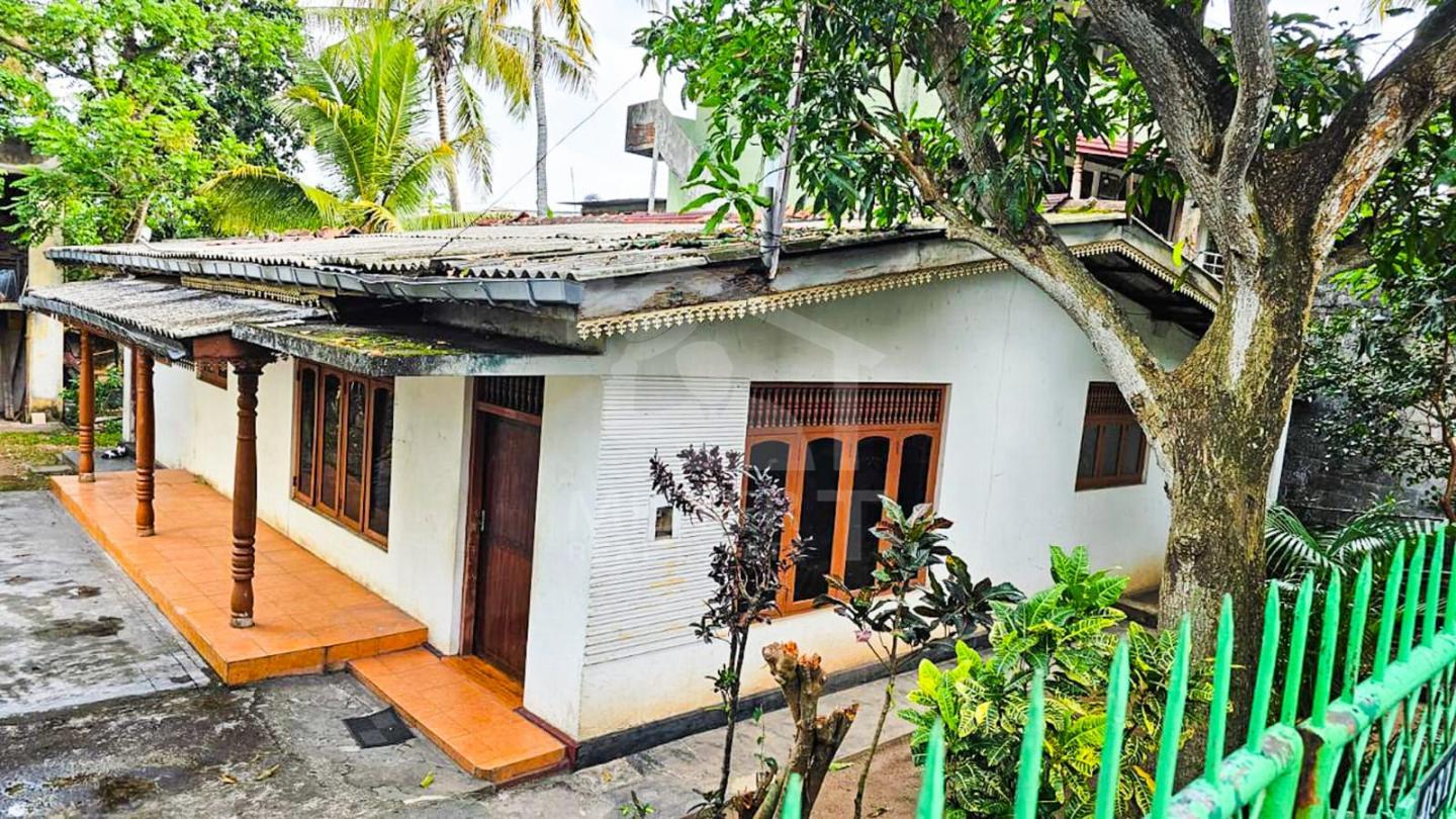 Land with a House for Sale in Nugegoda- image 1