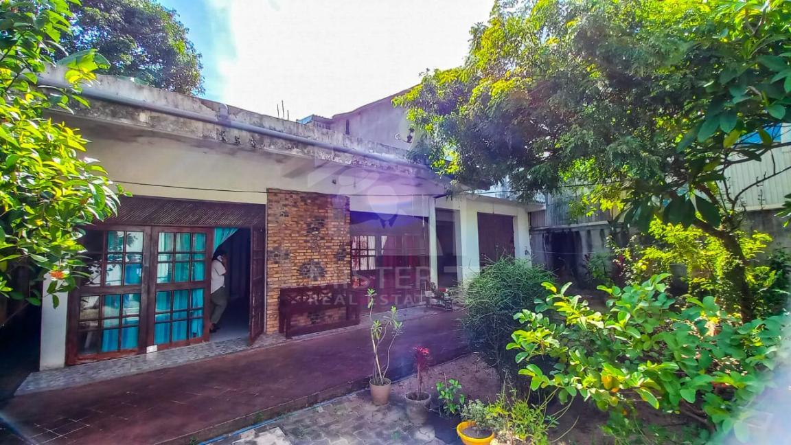Land with Old House for Sale in Colombo 03- image 1