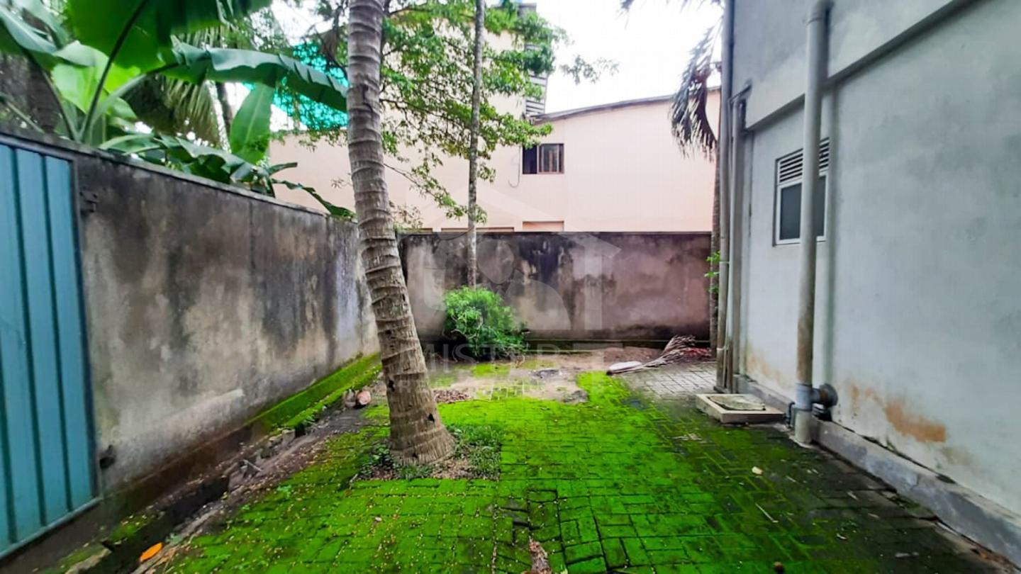 Land for Sale with Livable House in Nawala- image 2