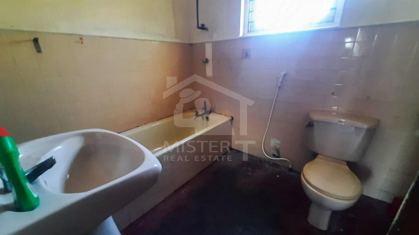 Land with a House for Sale in Colombo 06- image 7