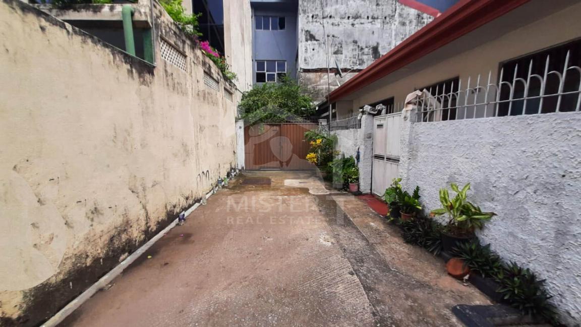 Land with a Old House for Sale in Colombo 08- image 1