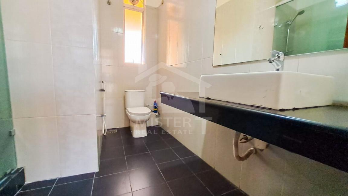 Apartment for Rent at Queen