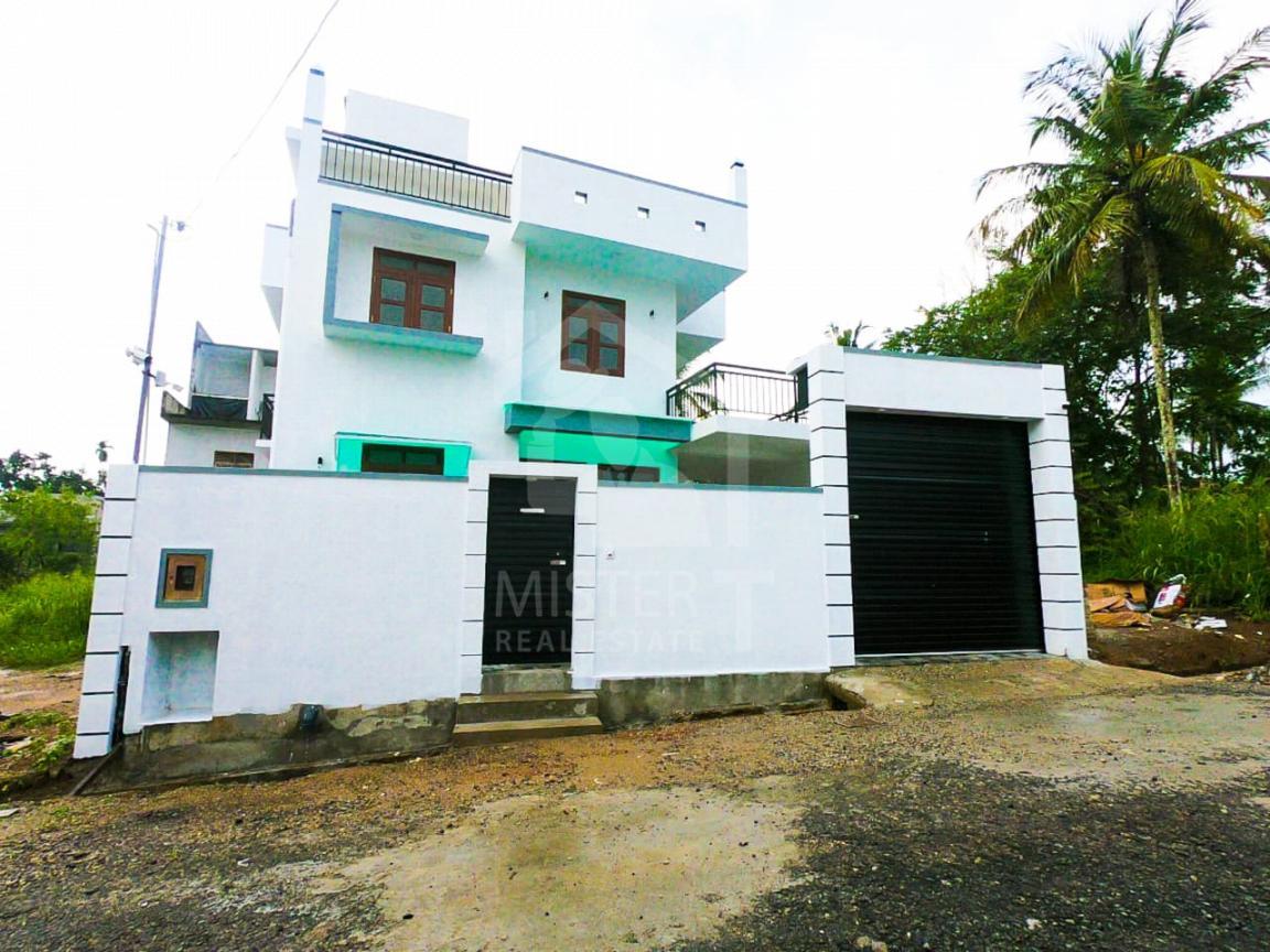 House for Sale in Athurugiriya- image 1