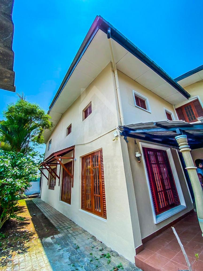 House for Sale in Boralesgamuwa- image 1