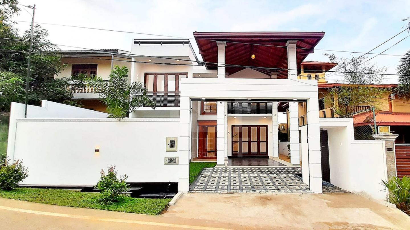 Luxurious House for sale in Piliyandala - image 1