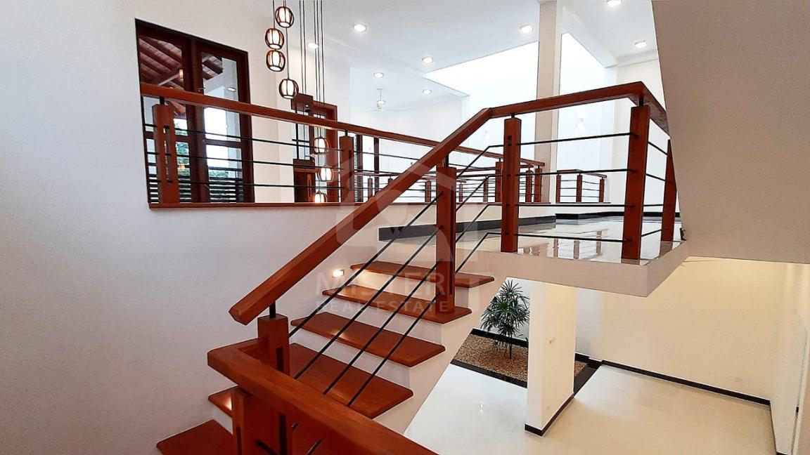 Luxurious House for sale in Piliyandala - image 5