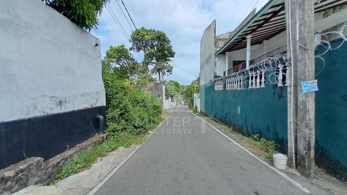 Old House with a Land For Sale in Nawala- image 4