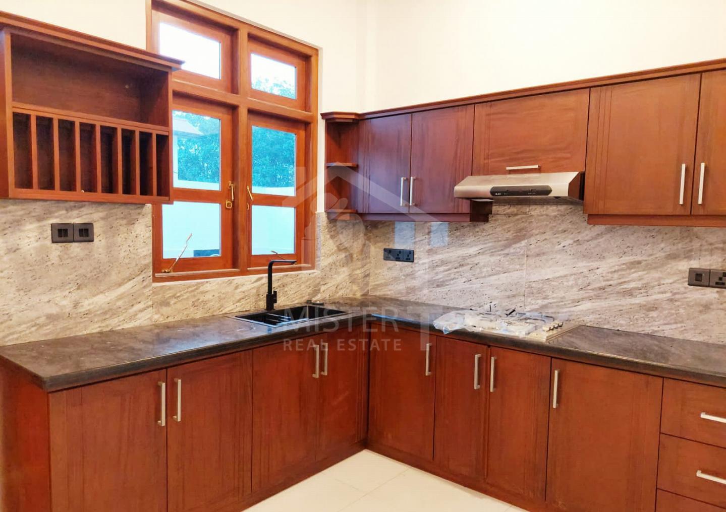 House for Sale in Athurugiriya - image 7