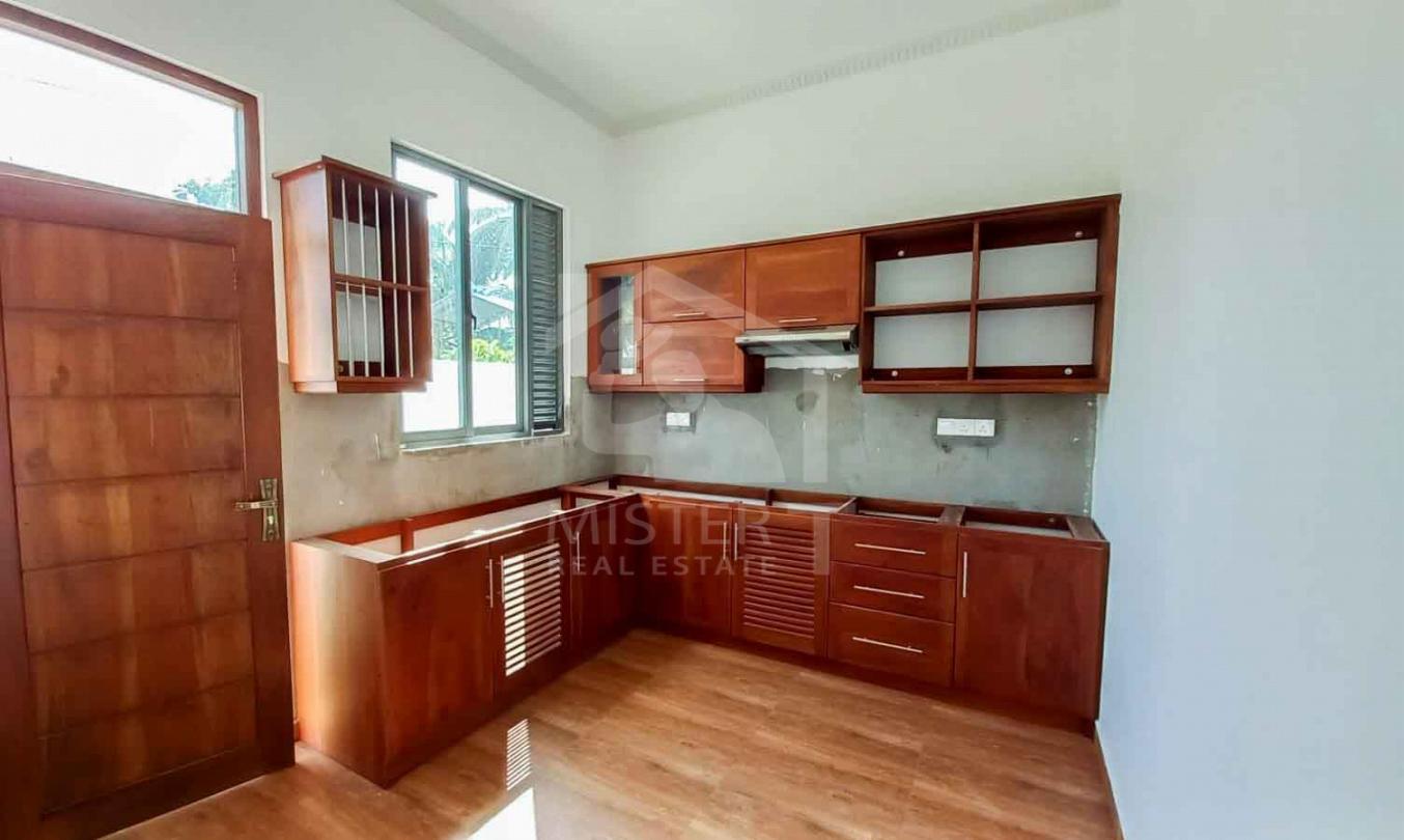House for Sale in Athurugiriya - image 7